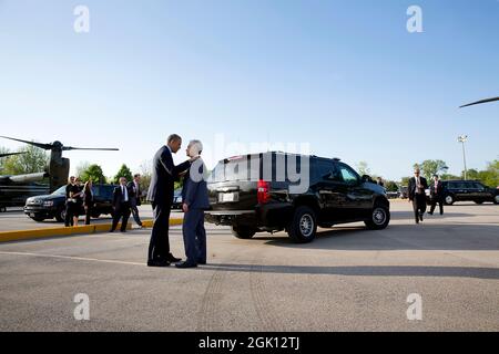 Le président Barack Obama s'entretient avec le maire de Chicago, Rahm Emanuel, après avoir débarquer de Marine One à Chicago, dans l'Illinois, le 22 mai 2014. (Photo officielle de la Maison Blanche par Pete Souza) cette photo officielle de la Maison Blanche est disponible uniquement pour publication par les organismes de presse et/ou pour impression personnelle par le(s) sujet(s) de la photo. La photographie ne peut être manipulée d'aucune manière et ne peut pas être utilisée dans des documents commerciaux ou politiques, des publicités, des courriels, des produits, des promotions qui, de quelque manière que ce soit, suggèrent l'approbation ou l'approbation du Président, de la première famille ou de la Maison Blanche. Banque D'Images