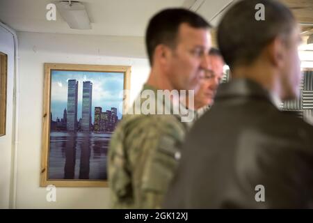 Une affiche du World Trade Center est accrochée sur un mur à l'aérodrome de Bagram, en Afghanistan, le dimanche 25 mai 2014. (Photo officielle de la Maison Blanche par Pete Souza) cette photo officielle de la Maison Blanche est disponible uniquement pour publication par les organismes de presse et/ou pour impression personnelle par le(s) sujet(s) de la photo. La photographie ne peut être manipulée d'aucune manière et ne peut pas être utilisée dans des documents commerciaux ou politiques, des publicités, des courriels, des produits, des promotions qui, de quelque manière que ce soit, suggèrent l'approbation ou l'approbation du Président, de la première famille ou de la Maison Blanche. Banque D'Images