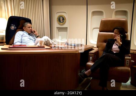 Le président Barack Obama, à bord de l'Air Force One, s'entretient au téléphone avec le président afghan Hamid Karzaï, qui n'a pas pu se rendre de Kaboul pour rencontrer le président Obama à Bagram Airfield, en Afghanistan, le dimanche 25 mai 2014. Susan E. Rice, conseillère à la sécurité nationale, se trouve à droite. (Photo officielle de la Maison Blanche par Pete Souza) Banque D'Images