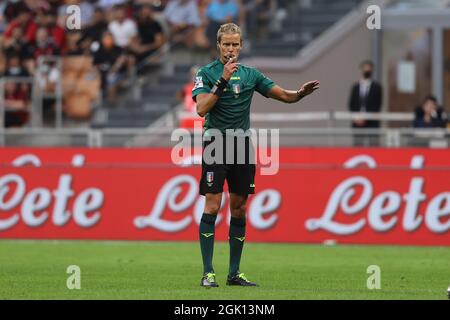 Arbitre Daniele Chiffi gestes pendant la série Un match de football 2021/22 entre AC Milan et SS Lazio au stade Giuseppe Meazza, Milan, Italie, le 12 septembre 2021 Banque D'Images