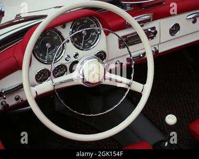 Gros plan de l'intérieur d'une Mercedes Benz 190 SL classique Banque D'Images