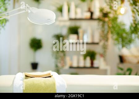 serviette et table de massage dans le salon de beauté moderne. Banque D'Images