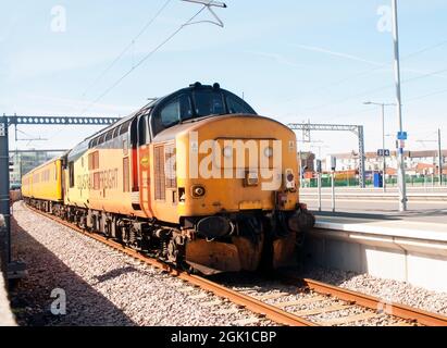 Colas Rail Freight English Electric Type 3 classe 37 No 37421 Locomotive en voie d'évitement à Blackpool North Station Lancashire Angleterre Banque D'Images
