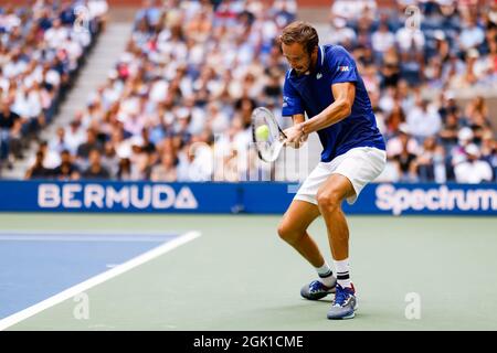 Flushing Meadow, États-Unis. 12 septembre 2021. Daniil Medvedev, de Russie, retourne une balle à Novak Djokavic, de Serbie, lors de la finale masculine au stade Arthur Ashe aux Championnats américains de tennis 2021 au Centre national de tennis de l'USTA Billie Jean King, le dimanche 12 septembre 2021 à New York. Photo de Corey Sipkin/UPI crédit: UPI/Alay Live News Banque D'Images