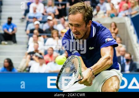 Flushing Meadow, États-Unis. 12 septembre 2021. Daniil Medvedev, de Russie, retourne une balle à Novak Djokavic, de Serbie, lors de la finale masculine au stade Arthur Ashe aux Championnats américains de tennis 2021 au Centre national de tennis de l'USTA Billie Jean King, le dimanche 12 septembre 2021 à New York. Photo de Corey Sipkin/UPI crédit: UPI/Alay Live News Banque D'Images