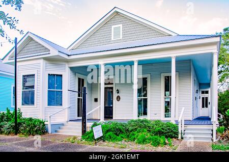 Une maison de la reine Anne de 1910 est photographiée rue Magnolia, le 5 septembre 2021, à Biloxi, Mississippi. Banque D'Images