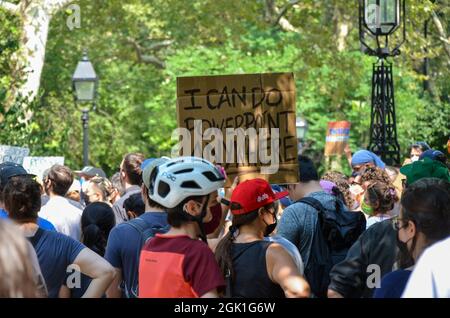 New York, États-Unis. 12 septembre 2021. Des employés municipaux et des élèves de New York se sont réunis à City Hall Park pour demander la restauration du travail à distance et de l'école à distance pour tous les élèves le 12 septembre 2021. (Photo de Ryan Rahman/Pacific Press) crédit: Pacific Press Media production Corp./Alay Live News Banque D'Images