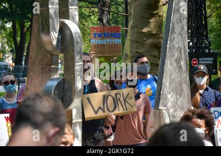 New York, États-Unis. 12 septembre 2021. Des employés municipaux et des élèves de New York se sont réunis à City Hall Park pour demander la restauration du travail à distance et de l'école à distance pour tous les élèves le 12 septembre 2021. (Photo de Ryan Rahman/Pacific Press) crédit: Pacific Press Media production Corp./Alay Live News Banque D'Images