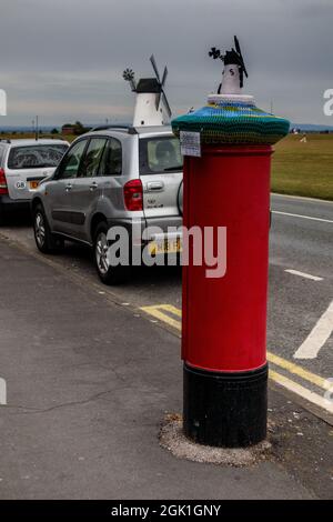 Lytham Geen, Lytham, Lancashire, Royaume-Uni. 12 septembre 2021. Un moulin à vent en crochet est apparu comme une couronne sur le dessus d'une boîte de pilier adjacente, avec la légende «J'ai été fait avec amour et la gentillesse de montrer que je m'occupe. S'il vous plaît soyez gentil pour moi parce que mon père est là-bas! Partager mon pic sur FB ou des actes aléatoires de crochet bonté crédit: PN News/Alay Live News Banque D'Images