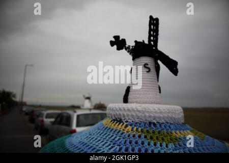 Lytham Geen, Lytham, Lancashire, Royaume-Uni. 12 septembre 2021. Un moulin à vent en crochet est apparu comme une couronne sur le dessus d'une boîte de pilier adjacente, avec la légende «J'ai été fait avec amour et la gentillesse de montrer que je m'occupe. S'il vous plaît soyez gentil pour moi parce que mon père est là-bas! Partager mon pic sur FB ou des actes aléatoires de crochet bonté crédit: PN News/Alay Live News Banque D'Images