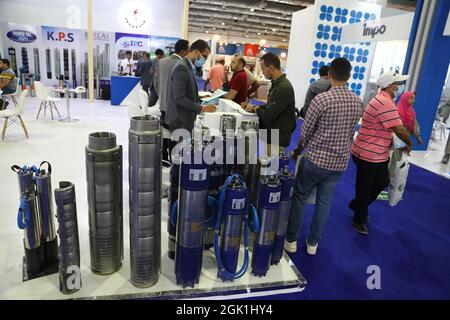 (210912) -- LE CAIRE, 12 septembre 2021 (Xinhua) -- les gens visitent un stand d'outils agricoles lors de l'exposition agricole internationale pour l'Afrique et le Moyen-Orient au Caire, Egypte, le 12 septembre 2021. L'Egypte a ouvert dimanche la 33ème édition de l'expo Sahara, l'exposition agricole internationale pour l'Afrique et le Moyen-Orient, au Centre d'exposition international Egypt. Sous les auspices du Ministère égyptien de la Culture et de la Reclamation des terres, l'exposition de quatre jours est parrainée par un certain nombre de banques et d'investisseurs nationaux égyptiens, rassemblant des dizaines d'exposants provenant principalement d'Egypte, de Chine Banque D'Images