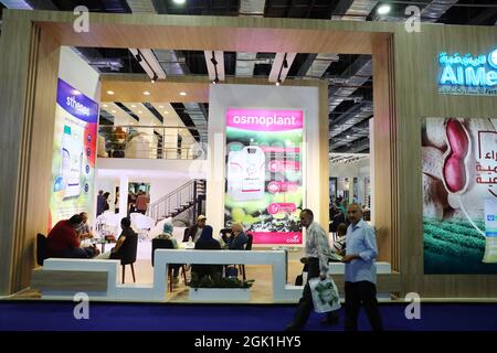 (210912) -- LE CAIRE, 12 septembre 2021 (Xinhua) -- les gens visitent un stand de biotimulants agricoles lors de l'exposition agricole internationale pour l'Afrique et le Moyen-Orient au Caire, en Égypte, le 12 septembre 2021. L'Egypte a ouvert dimanche la 33ème édition de l'expo Sahara, l'exposition agricole internationale pour l'Afrique et le Moyen-Orient, au Centre d'exposition international Egypt. Sous les auspices du Ministère égyptien de la Culture et de la Reclamation des terres, l'exposition de quatre jours est parrainée par un certain nombre de banques et d'investisseurs nationaux égyptiens, rassemblant des dizaines d'exposants venus principalement d'Égypte Banque D'Images