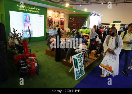 (210912) -- LE CAIRE, 12 septembre 2021 (Xinhua) -- les gens visitent un stand de machines agricoles lors de l'exposition agricole internationale pour l'Afrique et le Moyen-Orient au Caire, en Égypte, le 12 septembre 2021. L'Egypte a ouvert dimanche la 33ème édition de l'expo Sahara, l'exposition agricole internationale pour l'Afrique et le Moyen-Orient, au Centre d'exposition international Egypt. Sous les auspices du Ministère égyptien de la Culture et de la Reclamation des terres, l'exposition de quatre jours est parrainée par un certain nombre de banques et d'investisseurs nationaux égyptiens, rassemblant des dizaines d'exposants principalement d'Egypte, Banque D'Images