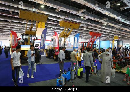 (210912) -- LE CAIRE, 12 septembre 2021 (Xinhua) -- les gens visitent les stands de machines agricoles lors de l'exposition agricole internationale pour l'Afrique et le Moyen-Orient au Caire, en Égypte, le 12 septembre 2021. L'Egypte a ouvert dimanche la 33ème édition de l'expo Sahara, l'exposition agricole internationale pour l'Afrique et le Moyen-Orient, au Centre d'exposition international Egypt. Sous les auspices du Ministère égyptien de la Culture et de la Reclamation des terres, l'exposition de quatre jours est parrainée par un certain nombre de banques et d'investisseurs nationaux égyptiens, rassemblant des dizaines d'exposants provenant principalement d'Egyp Banque D'Images