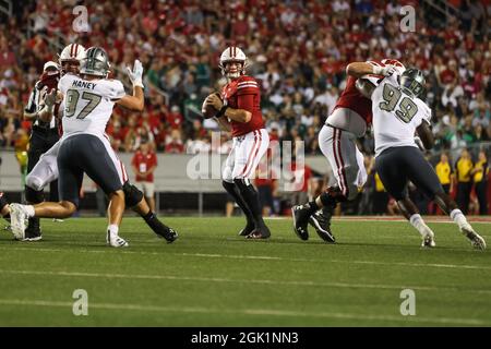 Madison, WI, États-Unis. 11 septembre 2021. Le quarterback des Badgers du Wisconsin Graham Mertz (5) balaie le terrain pendant le match de football de la NCAA entre les Eagles de l'est du Michigan et les Badgers du Wisconsin au Camp Randall Stadium de Madison, DANS LE WISCONSIN. Darren Lee/CSM/Alamy Live News Banque D'Images