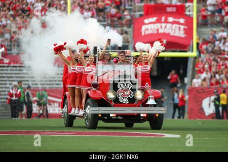 Madison, WI, États-Unis. 11 septembre 2021. Wisconsin Badgers Cheer Squad and Mascot Bucky Badger Ride dans le Badger Mobile pendant le NCAA football match entre les Eagles de l'est du Michigan et les Badgers du Wisconsin au Camp Randall Stadium à Madison, WISCONSIN. Darren Lee/CSM/Alamy Live News Banque D'Images