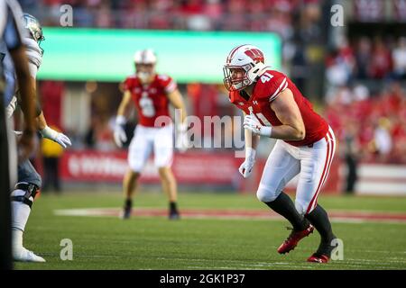 Madison, WI, États-Unis. 11 septembre 2021. Le lignebacker des Badgers du Wisconsin Noah Burks (41) se précipite pendant le match de football de la NCAA entre les Eagles de l'est du Michigan et les Badgers du Wisconsin au Camp Randall Stadium de Madison, WISCONSIN. Darren Lee/CSM/Alamy Live News Banque D'Images