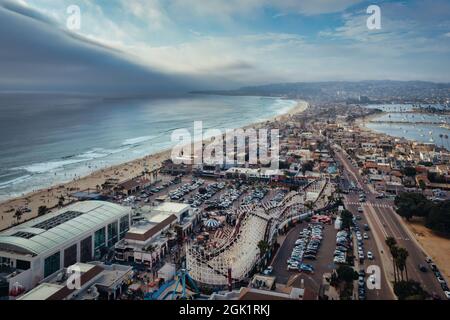 Vue aérienne du parc d'attractions de Mission Beach. Pacific Beach à distance. Banque D'Images