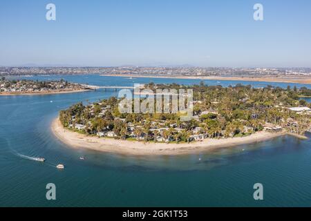 Paradise point avec des bateaux dans l'eau bleue, Mission Bay San Diego Banque D'Images