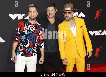 New York, États-Unis. 12 septembre 2021. Le chanteur Nick Lachey (au centre) arrive sur le tapis rouge avec le groupe de Backstreet Boys AJ McLean (à droite) et Nick carter (à gauche) lors de la 38e édition annuelle des MTV Video Music Awards au Barclays Centre de New York, le dimanche 12 septembre 2021. Photo de John Angelillo/UPI crédit: UPI/Alay Live News Banque D'Images