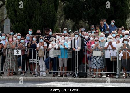 Lisbonne, Portugal. 12 septembre 2021. Les gens rendent hommage lors de la cérémonie funéraire de l'ancien président portugais Jorge Sampaio au monastère de Jeronimos à Lisbonne, Portugal, le 12 septembre 2021. Crédit : Petro Fiuza/Xinhua/Alay Live News Banque D'Images