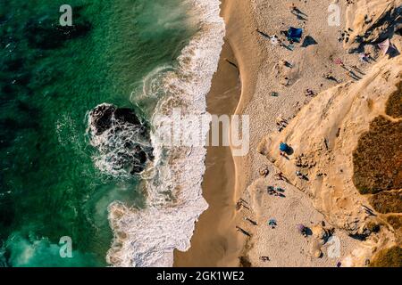 Drone oiseaux vue des personnes et parasols sur la plage Banque D'Images
