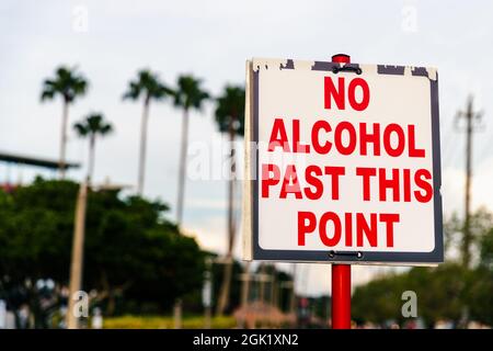 Pas d'alcool au-delà de ce point signe en lettres rouges Banque D'Images