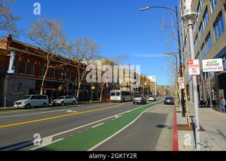 Centre-ville de San Jose avec un bâtiment historique sur la rue San Fernando entre la 2e et la 3e rue, San Jose, Californie CA, Etats-Unis. Banque D'Images
