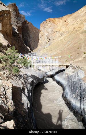 Canyon avec pont et - vue de Zanskar trek - Ladakh - Jammu et Cachemire - Inde Banque D'Images