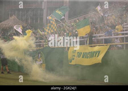 St. Petersburg, FL USA ; la foule de Ralph célèbre un but de Yann Ekra, milieu de terrain de Tampa Bay, lors 7 d'un match de football USL contre le Rouge de New York Banque D'Images