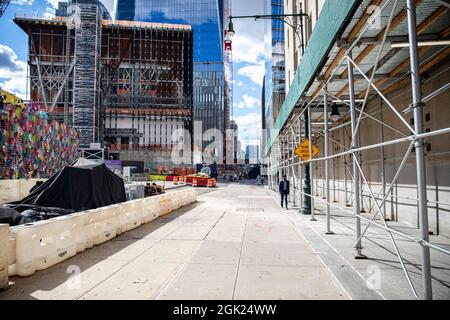 Les gens marchent le long du bâtiment fédéral sur Vesey Street avec un World Trade Center en arrière-plan. Banque D'Images