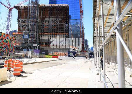 Les gens marchent le long du bâtiment fédéral sur Vesey Street avec un World Trade Center en arrière-plan. Banque D'Images