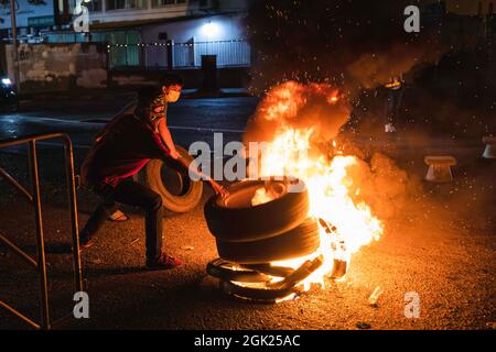 Bangkok, Thaïlande. 12 septembre 2021. Un manifestant brûle les pneus pendant la démonstration. Les manifestants continuent de manifester à l'intersection de DIN Daeng, demandant la démission du Premier ministre thaïlandais, Prayut Chan-ocha. (Photo de Varuth Pongsaponwatt/SOPA image/Sipa USA) crédit: SIPA USA/Alay Live News Banque D'Images