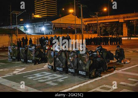 Bangkok, Thaïlande. 12 septembre 2021. La police anti-émeute lève les boucliers et prépare la manifestation. Les manifestants continuent de manifester à l'intersection de DIN Daeng, demandant la démission du Premier ministre thaïlandais, Prayut Chan-ocha. (Photo de Varuth Pongsaponwatt/SOPA image/Sipa USA) crédit: SIPA USA/Alay Live News Banque D'Images