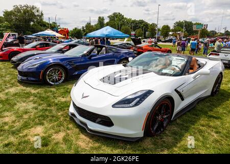 Plusieurs voitures de sport Corvette Stingray de Chevrolet exposées lors d'un salon automobile à fort Wayne, Indiana, États-Unis. Banque D'Images