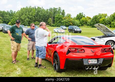 Une voiture de sport rouge C7 Chevrolet Corvette exposée lors d'un salon automobile à fort Wayne, Indiana, États-Unis. Banque D'Images