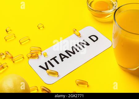 Texte VITAMINE D et différents produits sains sur fond jaune Banque D'Images
