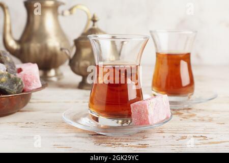 Des verres de délicieux thé turc et des délices sur la table Banque D'Images
