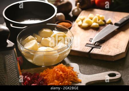 Ingrédients pour un délicieux borscht sur la table dans la cuisine Banque D'Images