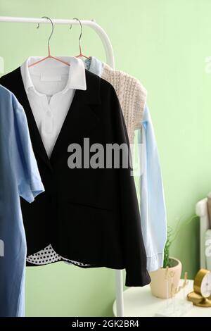 Porte-vêtements avec élégant uniforme scolaire dans la chambre Banque D'Images