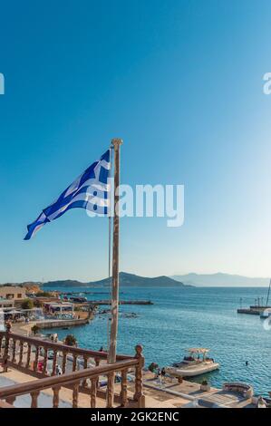 Drapeau grec sur la plage Banque D'Images