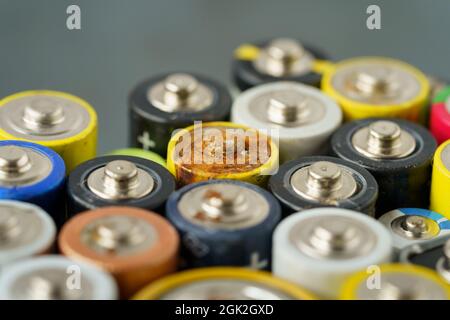 Gros plan de la batterie usagée avec des traces de rouille et de corrosion. Concept de déchets dangereux électroniques Banque D'Images