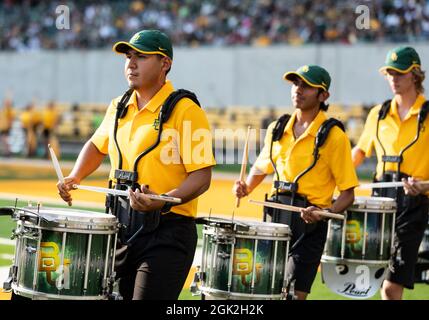 Waco, Texas, États-Unis. 11 septembre 2021. Baylor Bears Golden Wave Marching les batteurs de groupe jouent avant le match de football NCAA entre les Texas Southern Tigers et les Baylor Bears au stade McLane de Waco, Texas. Matthew Lynch/CSM/Alamy Live News Banque D'Images