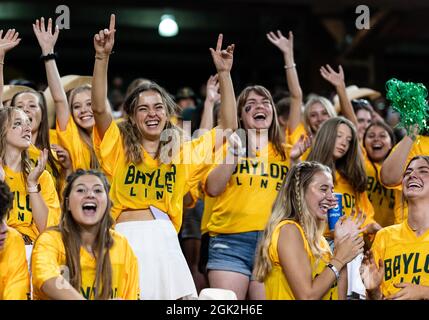 Waco, Texas, États-Unis. 11 septembre 2021. Baylor porte des étudiants (Baylor Line) pendant la deuxième moitié du match de football de la NCAA entre les Texas Southern Tigers et les Baylor Bears au stade McLane de Waco, Texas. Matthew Lynch/CSM/Alamy Live News Banque D'Images