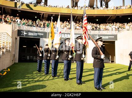 Waco, Texas, États-Unis. 11 septembre 2021. ROTC Honor Guard préparez-vous à porter les drapeaux sur le terrain avant la première moitié du match de football NCAA entre les Texas Southern Tigers et les Baylor Bears au stade McLane de Waco, Texas. Matthew Lynch/CSM/Alamy Live News Banque D'Images