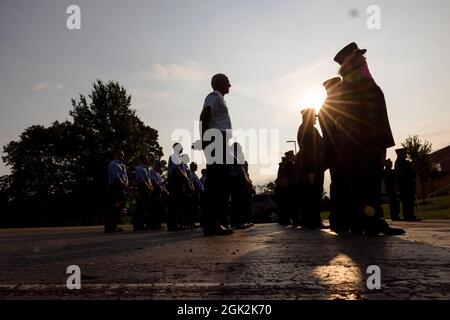 BLOOMINGTON, INDIANA - 11 SEPTEMBRE : les pompiers sont en formation tout en écoutant les discours du 20e anniversaire de la cérémonie commémorative des attentats du 11 septembre, le 11 SEPTEMBRE 2021, à Ivy Tech, à Bloomington, dans l'Indiana. Il y a vingt ans, des terroristes ont attaqué les États-Unis le 11 septembre 2001, tuant plus de 2000 personnes au World Trade Center de New York, à New York, et en commençant une guerre avec les États-Unis qui se poursuit. Banque D'Images