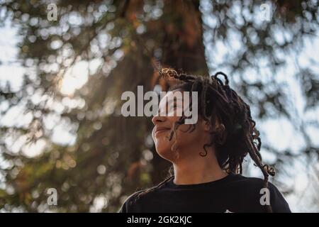 Portrait d'une femme avec des locs filés à partir d'un angle bas Banque D'Images
