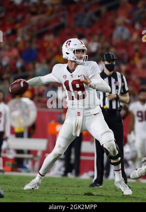 11 septembre 2021 le quarterback du Cardinal de Stanford Tanner McKee #18 lance un passage pendant le match de football NCAA entre les chevaux de Troie USC et le Cardinal de Stanford au Los Angeles Coliseum à Los Angeles, Californie. Crédit photo obligatoire : Charles Baus/CSM Banque D'Images