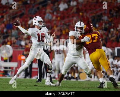 11 septembre 2021 le quarterback du Cardinal de Stanford Tanner McKee #18 lance un passage pendant le match de football NCAA entre les chevaux de Troie USC et le Cardinal de Stanford au Los Angeles Coliseum à Los Angeles, Californie. Crédit photo obligatoire : Charles Baus/CSM Banque D'Images