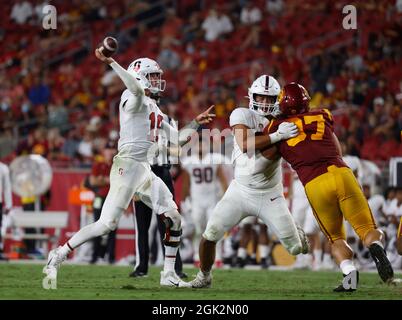 11 septembre 2021 le quarterback du Cardinal de Stanford Tanner McKee #18 lance un passage pendant le match de football NCAA entre les chevaux de Troie USC et le Cardinal de Stanford au Los Angeles Coliseum à Los Angeles, Californie. Crédit photo obligatoire : Charles Baus/CSM Banque D'Images